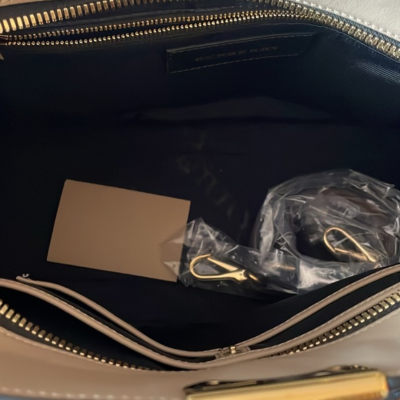 💯 Authentic NEW BURBERRY Leather Handbag - Picture 4 of 9